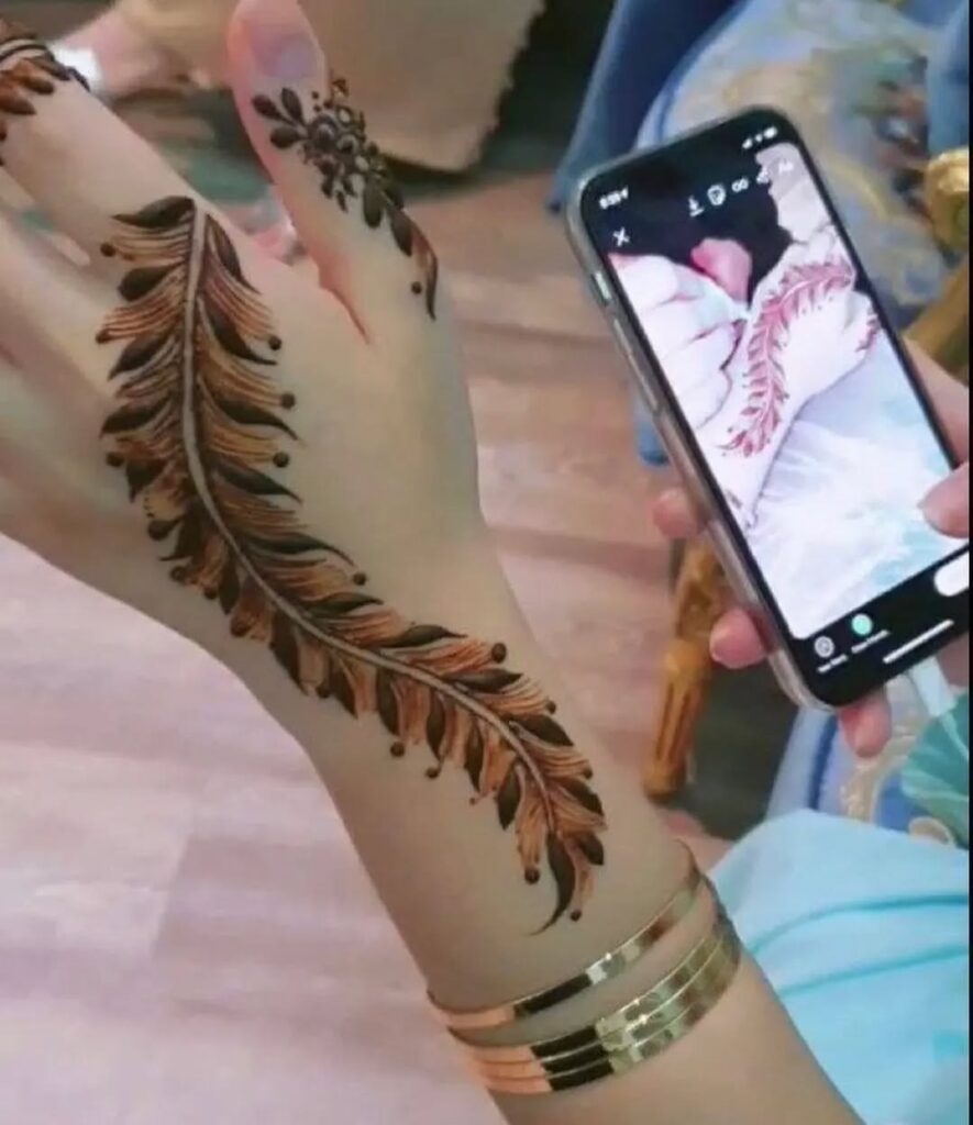 instagram stylish back hand mehndi designs​