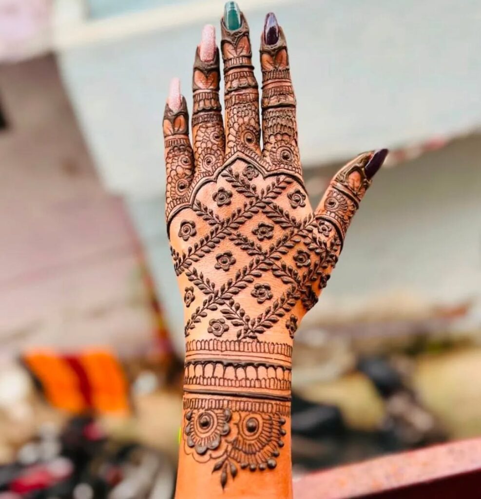 Beautiful and Simple Mehndi Designs for Your Back