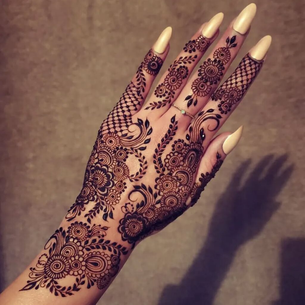 Beautiful and Simple Mehndi Designs for Your Back